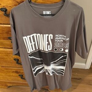 **not the actual merch from the concert** 

Deftones Replica 2025 Tour Shirt XL